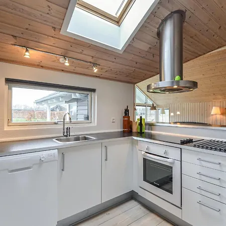 Pet Friendly In With Kitchen *