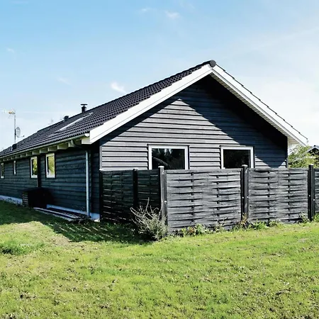 Pet Friendly In With Kitchen Holiday home